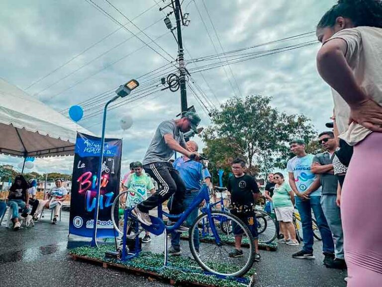 La ‘biciluz’ de alborada fue centro de atención en la recreovía