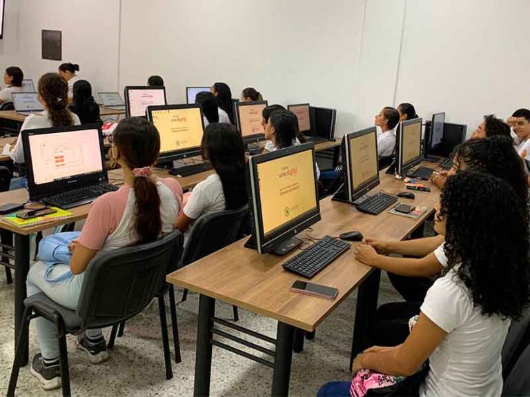 Inicia el taller de robótica vacacional en el punto vive digital de Corcumvi