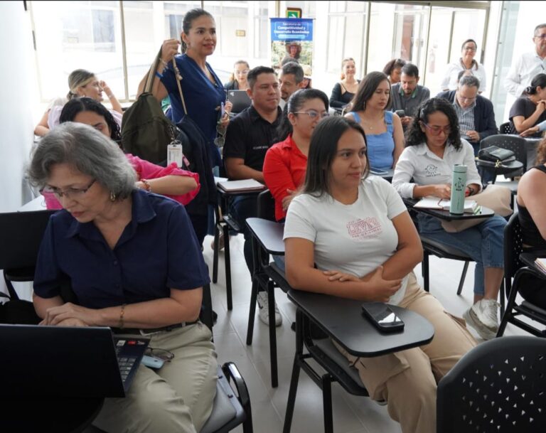Emprendedores y empresarios se capacitan en formulación de planes de negocio