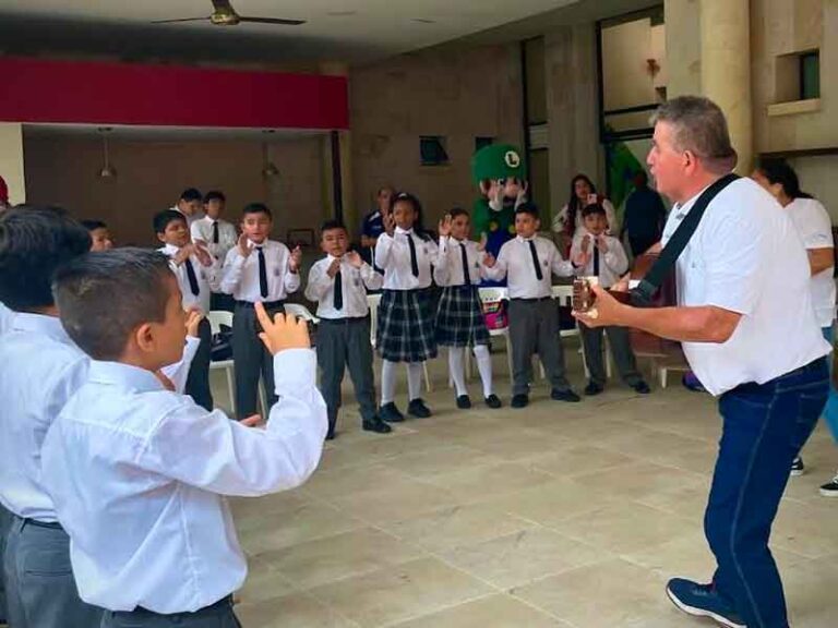 De esta manera puede inscribirse al curso gratuito de canto y guitarra de Corcumvi