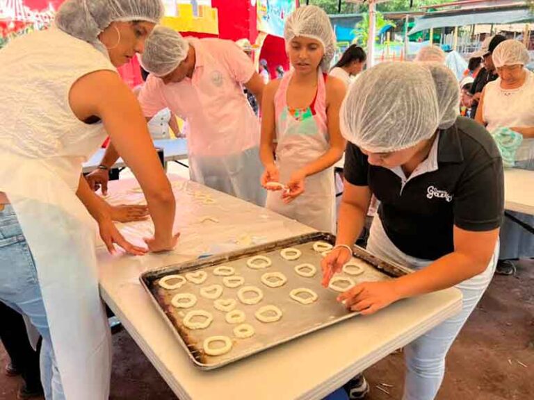 Asistentes al festival de verano aprendieron a preparar hayacas, pan de arroz y torta gacho