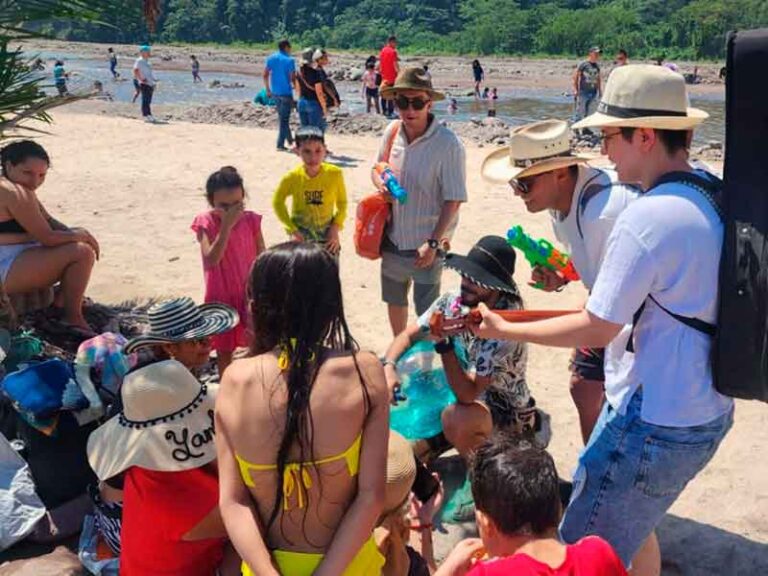 El arte, la música y los cuentos enriquecieron el festival de verano 2025