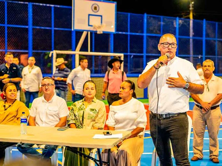 Completamente renovado recibió su polideportivo la comunidad del barrio la alborada