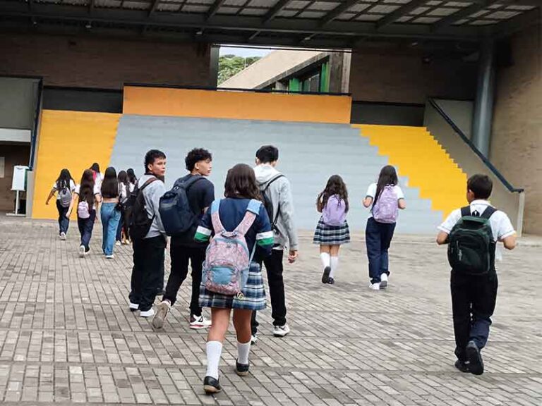 Por primera vez más de 62.000 estudiantes regresaron a clases con todos los servicios educativos