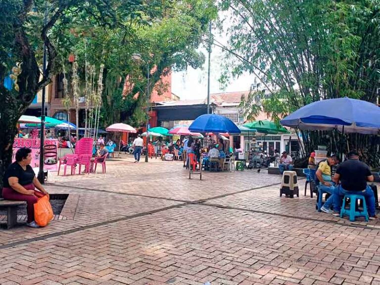 Ante más de 80 vendedores informales, fueron socializadas obras de la plaza los libertadores