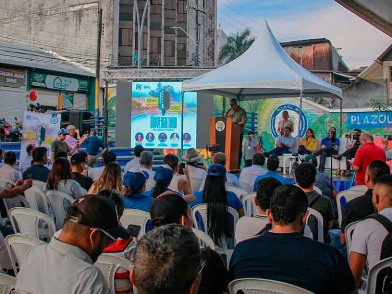 Academia, vendedores informales y comunidad participaron en la reinauguración de la plazoleta de las flores