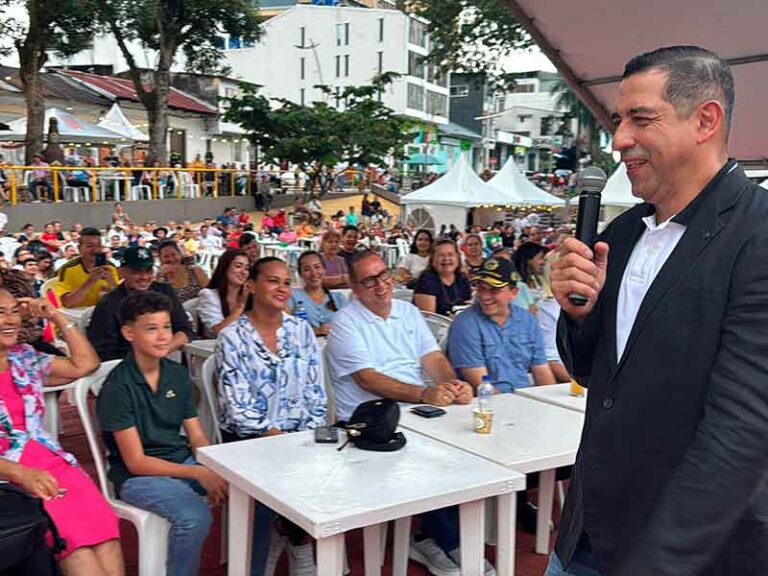 Las risas inundaron el parque de la cruz con el show de comedia “de castaño a oscuro”