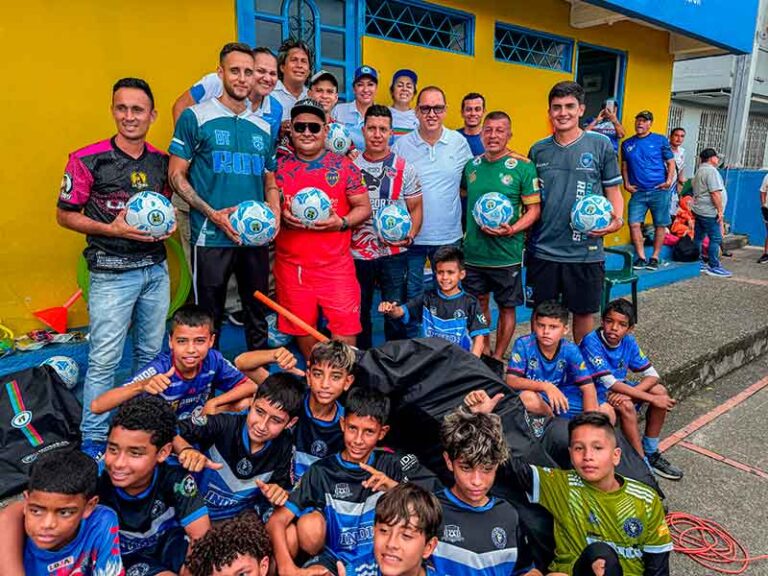 Alcalde Alexander Baquero entregó implementación deportiva a escuelas de fútbol