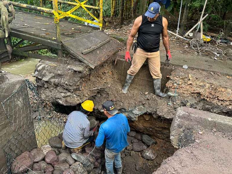 Trabajos de emergencia garantizan paso seguro por el puente entre Catumare y Villa del río