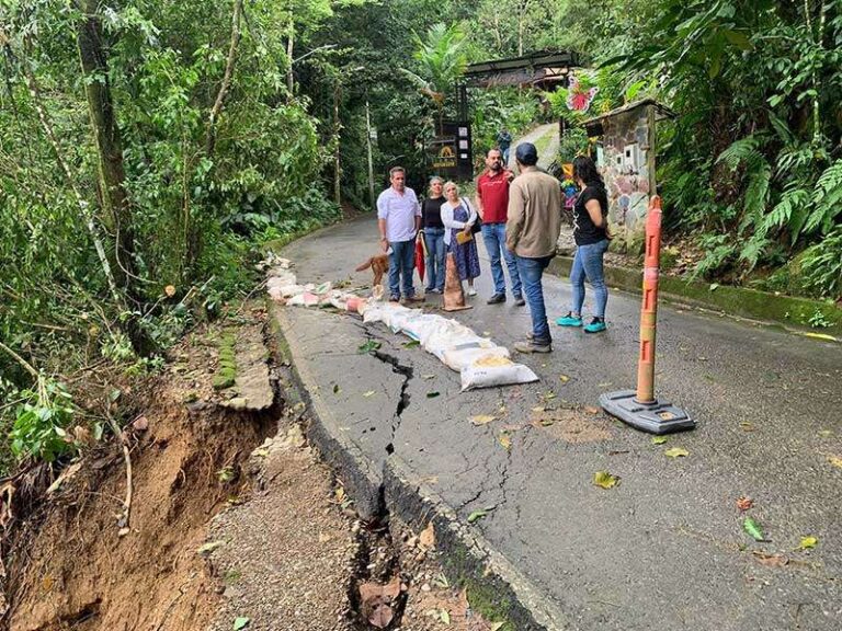 Gobierno municipal inicia intervención urgente para salvar vía de acceso a la vereda el Carmen