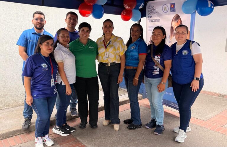 El Meta inicia vacunación contra el dengue en niños de 9 años en Granada y Villavicencio para reducir mortalidad a cero en 2030.